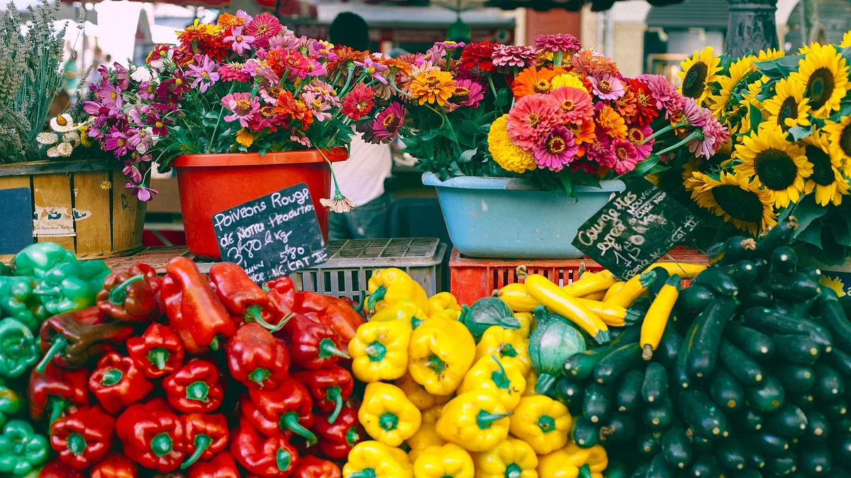 Étal de fruits et légumes de saison sur un marché de plein air